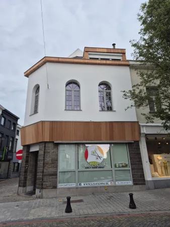 Gevelrenovatie met crepi en houten bekleding